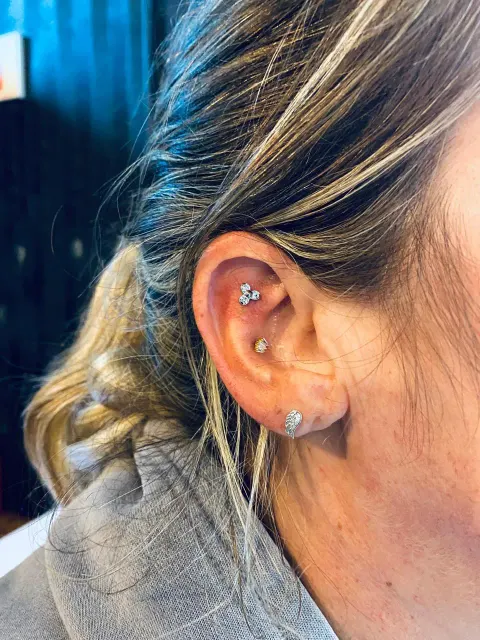 Flat cluster with lobe studs, by Chandre Louw